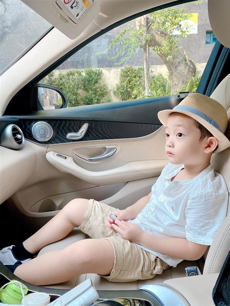 Đeo kính trông giống ai? Câu trả lời của con trai Ly Kute khiến ai nấy cười ngất-1