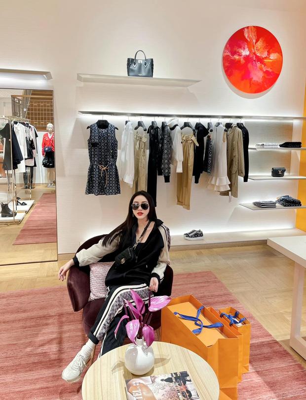 Chill như Bảo Thy: Chán du lịch chanh sả thì về trồng rau, diện dép lê 16 triệu thăm vườn-6