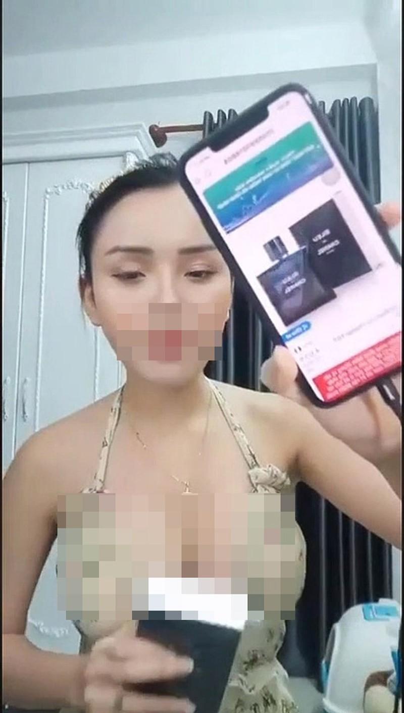 Livestream bán hàng là hình thức được nhiều shop áp dụng vì đem lại hiệu quả kinh doanh cao. Hình thức quảng cáo này giúp chủ shop tương tác trực tiếp với khách hàng, người mua có thể xem cận chất sản phẩm dễ dàng cho việc chốt đơn.