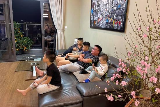 Ông bố đông con nhất VTV hé lộ tổ ấm đón tết xịn sò