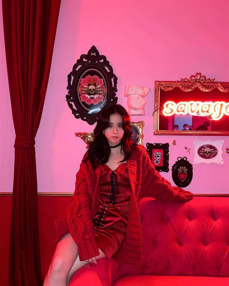 BLACKPINK jisoo gây sốt với khoảnh khắc mặc váy hững hờ khoe vòng một-1