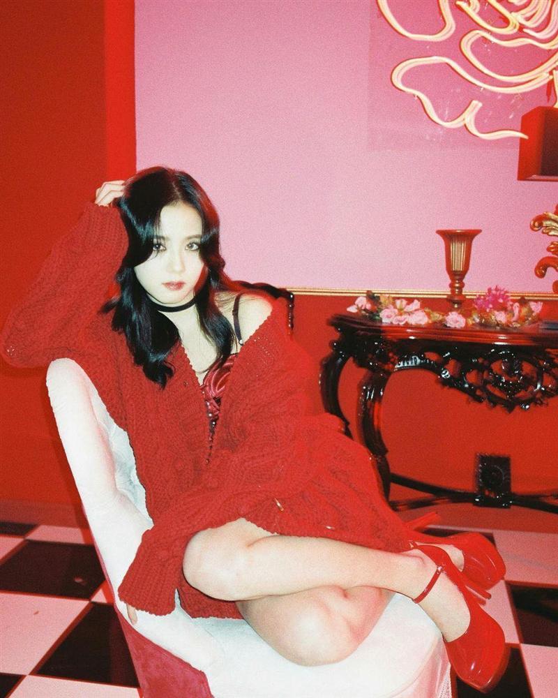 BLACKPINK jisoo gây sốt với khoảnh khắc mặc váy hững hờ khoe vòng một-2