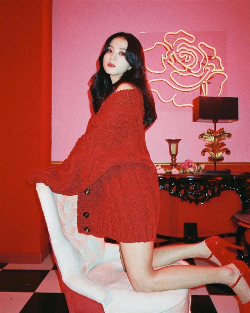 BLACKPINK jisoo gây sốt với khoảnh khắc mặc váy hững hờ khoe vòng một-3