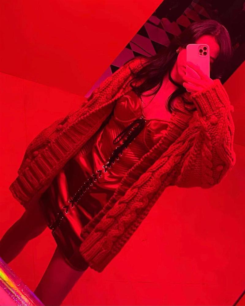 BLACKPINK jisoo gây sốt với khoảnh khắc mặc váy hững hờ khoe vòng một-4