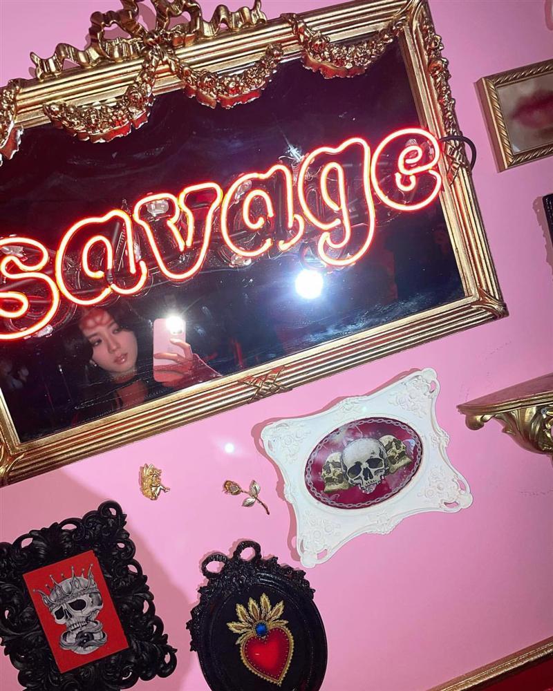 BLACKPINK jisoo gây sốt với khoảnh khắc mặc váy hững hờ khoe vòng một-5