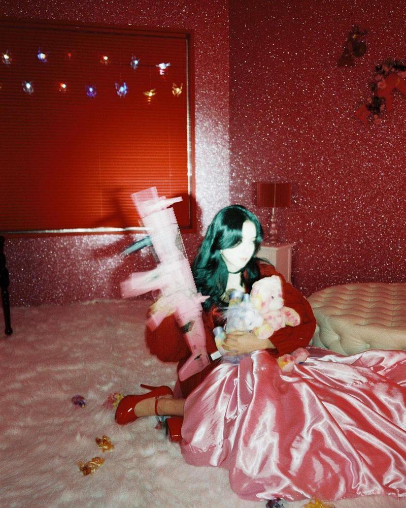 BLACKPINK jisoo gây sốt với khoảnh khắc mặc váy hững hờ khoe vòng một-6