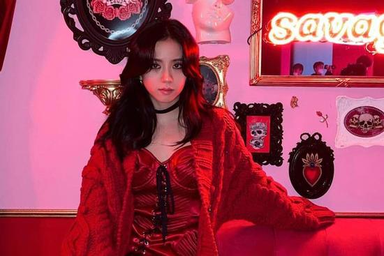 BLACKPINK jisoo gây sốt với khoảnh khắc mặc váy hững hờ khoe vòng một