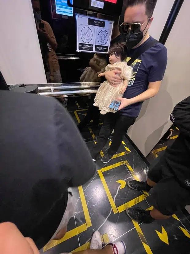 Victor Vũ bế búp bê đi quanh chung cư, đặt chễm chệ bên ghế khi ngồi cà phê-1