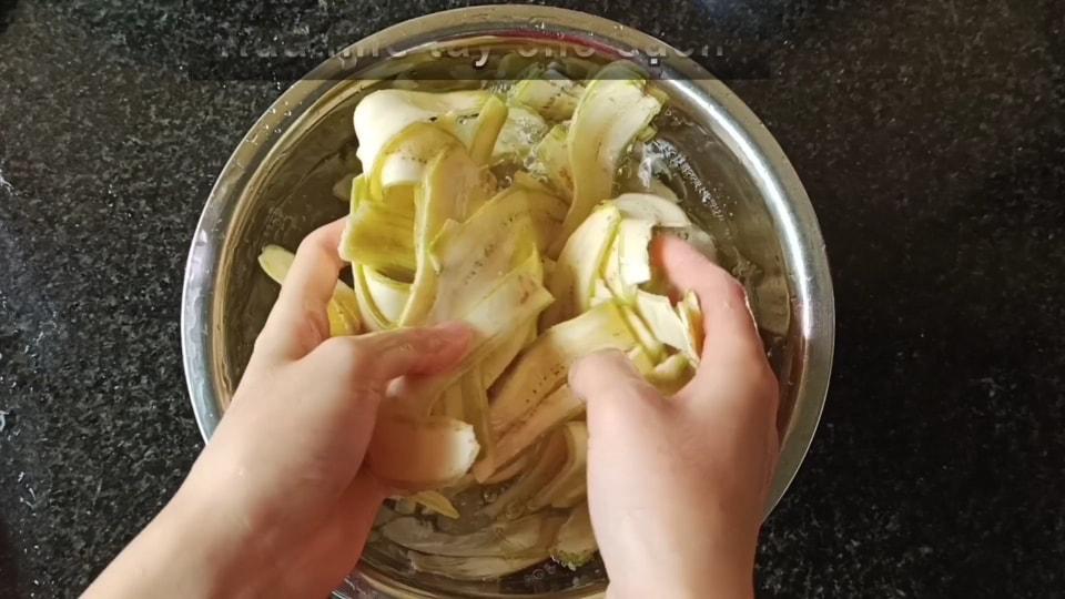 Tận dụng chuối xanh chưa chín, gái đảm có ngay món mứt chuối gừng tiếp khách ngày Tết-4