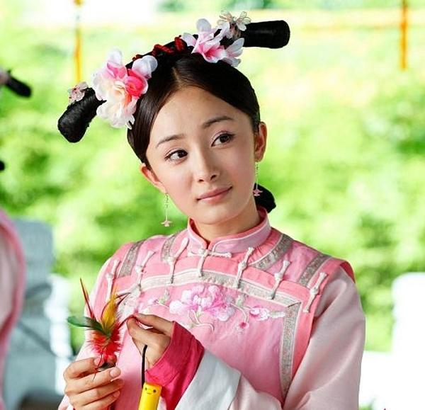 Tuy nhiên khi Dương Mịch vào vai cung nữ với kiểu tóc và điểm xuyến hoa như này thì nữ diễn viên lại trông trẻ đẹp.