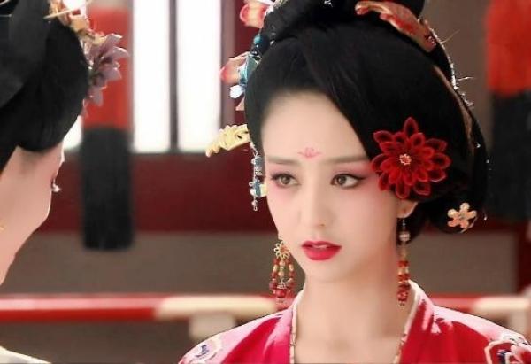Với đóa hoa màu đỏ rực cài trên mái tóc, Đồng Lệ Á toát lên vẻ đẹp sắc sảo, quyến rũ khi hóa thân thành Đà phu nhân trong phim "Mộng Hồi Đường Triều".