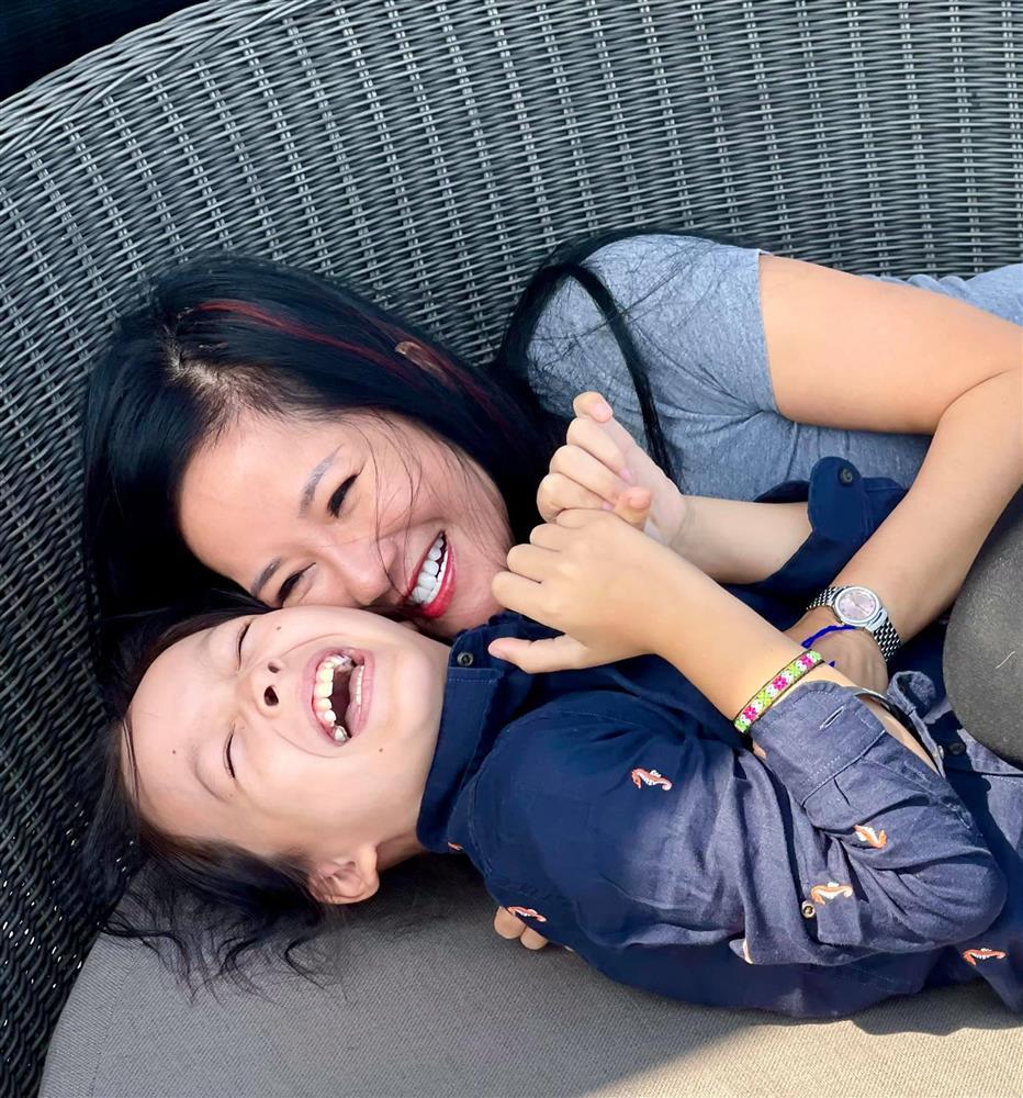 Lụi tim ngắm cặp song sinh nhà diva Hồng Nhung diện áo dài-4