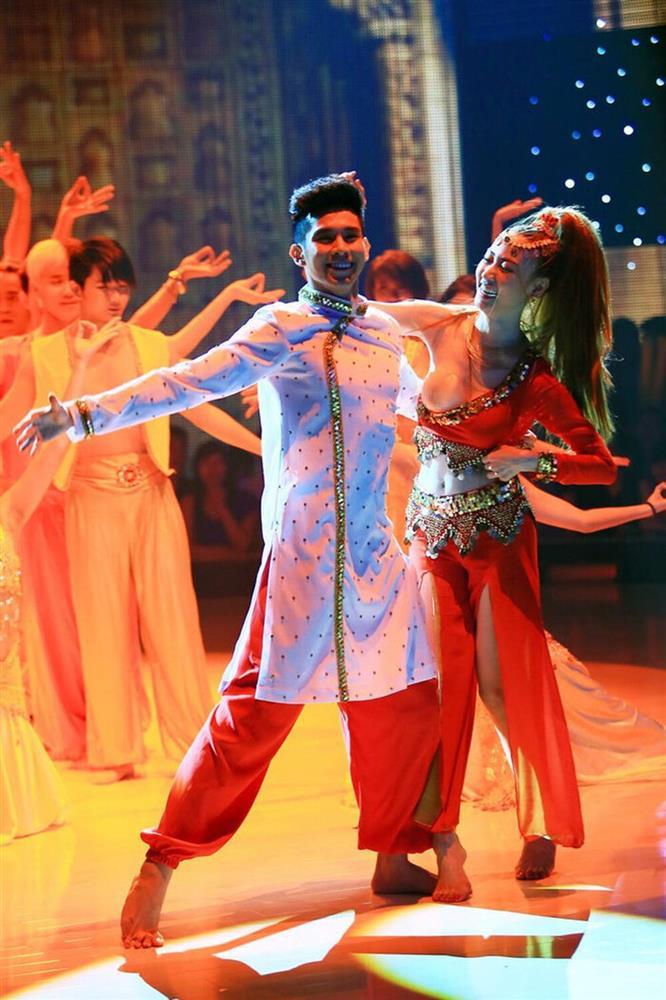 Gặp sự cố trang phục, Ngọc Trinh - Tóc Tiên luống cuống che đậy-10