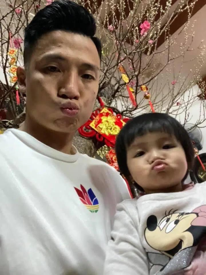 KOLs chuẩn bị Tết: Hoàng Linh dọn nhà vệ sinh, Quang Hải chỉnh ảnh sống ảo-7