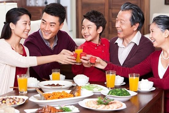 Ngày mùng 1 Tết, con dâu làm vỡ gương, mẹ chồng nói 1 câu khiến cô rưng rưng xúc động