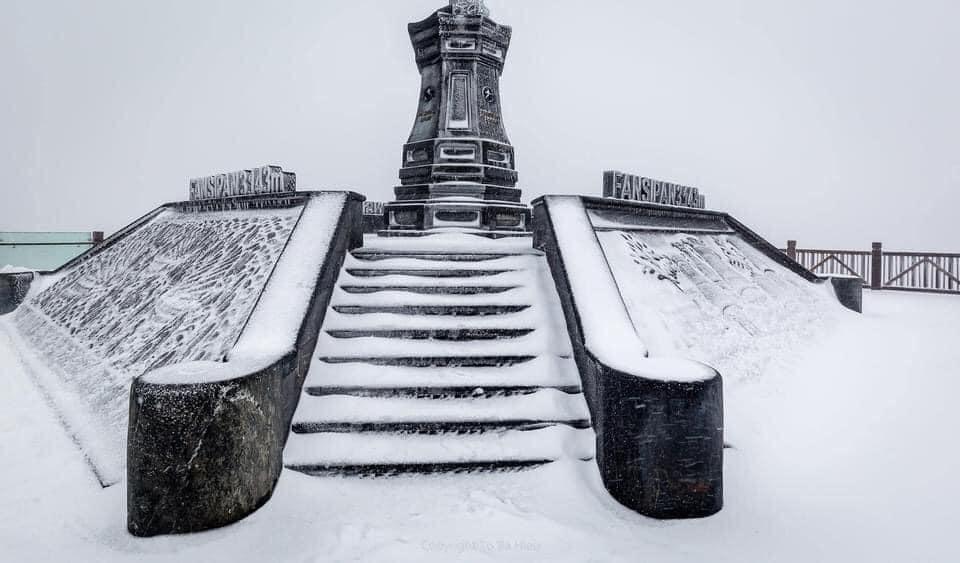 Tuyết phủ trắng xóa đỉnh Fansipan, du khách tưởng lạc vào phim ảnh-1