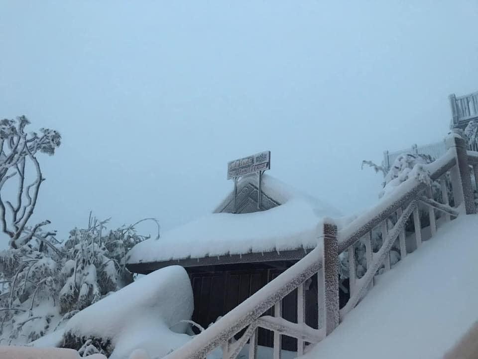 Tuyết phủ trắng xóa đỉnh Fansipan, du khách tưởng lạc vào phim ảnh-3