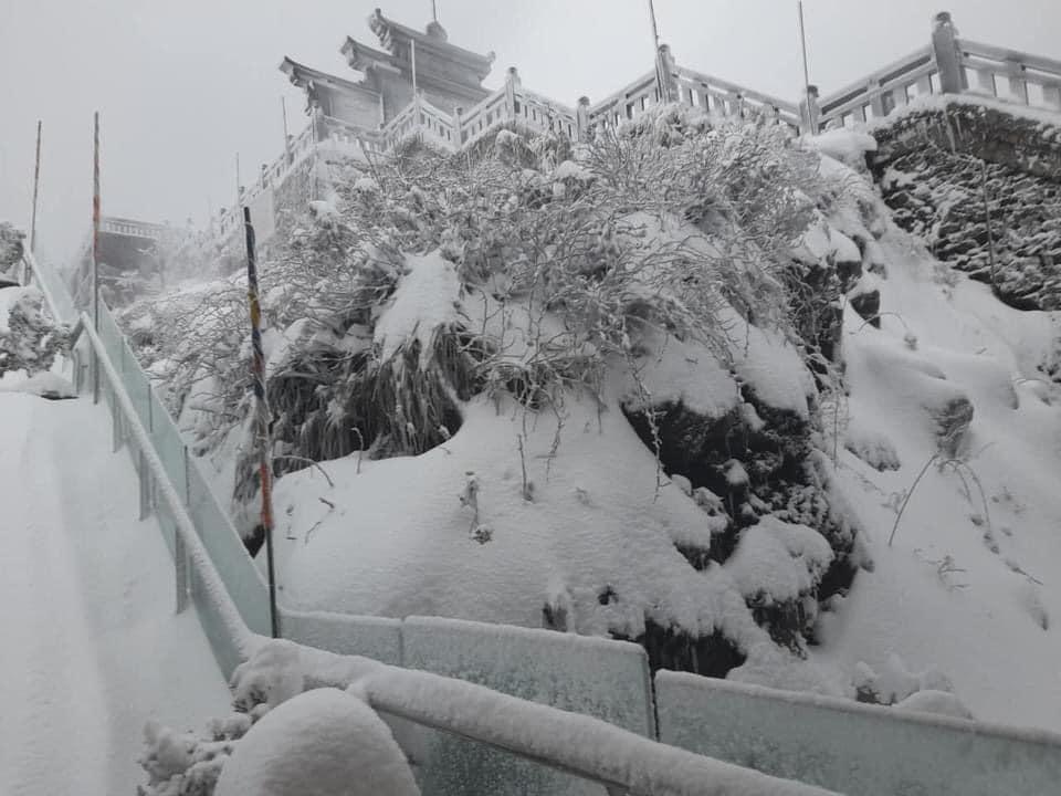 Tuyết phủ trắng xóa đỉnh Fansipan, du khách tưởng lạc vào phim ảnh-6