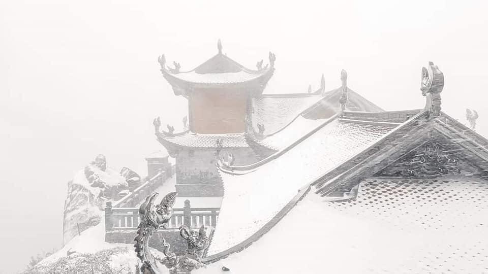 Tuyết phủ trắng xóa đỉnh Fansipan, du khách tưởng lạc vào phim ảnh-9