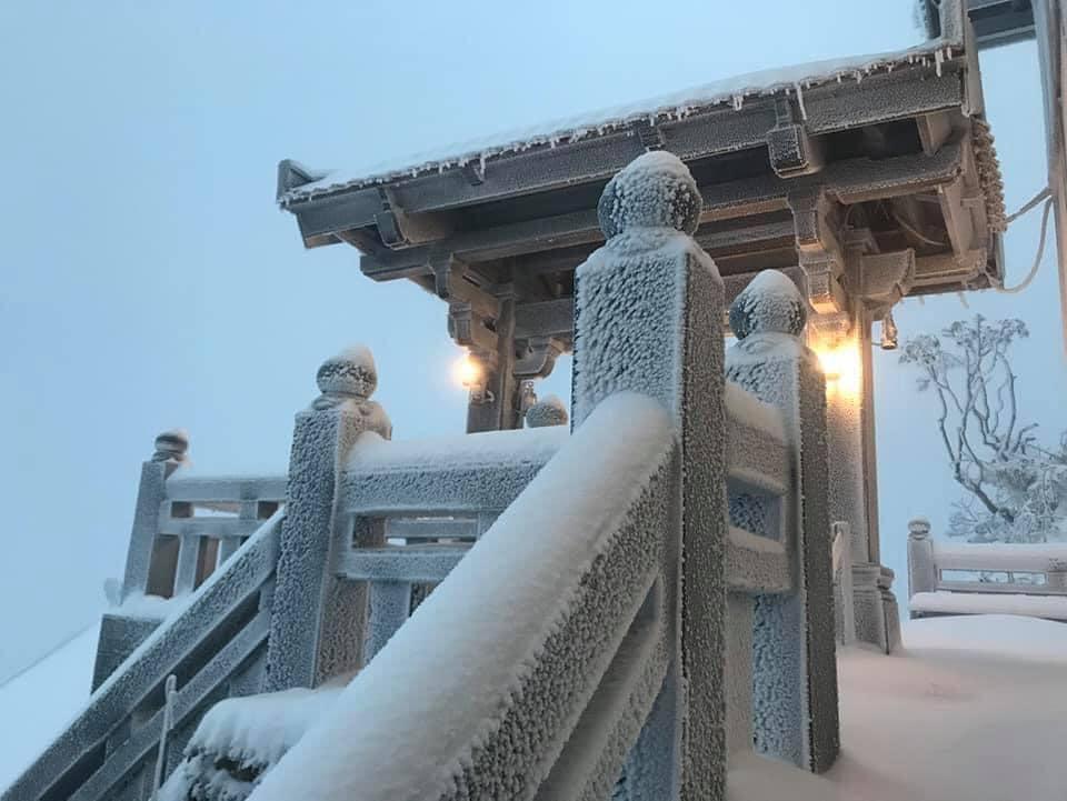 Tuyết phủ trắng xóa đỉnh Fansipan, du khách tưởng lạc vào phim ảnh-10