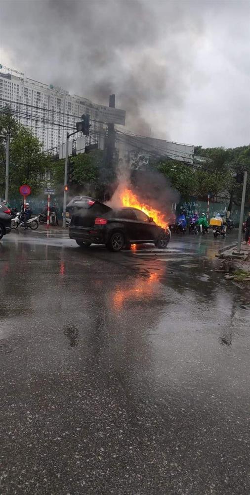 Vận xui cuối năm, siêu xe BMW bốc cháy dữ dội giữa ngã tư ở Hà Nội-1