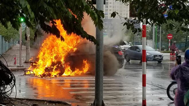 Vận xui cuối năm, siêu xe BMW bốc cháy dữ dội giữa ngã tư ở Hà Nội-2
