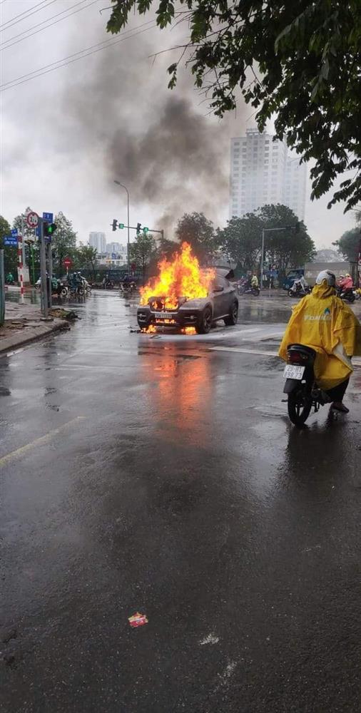 Vận xui cuối năm, siêu xe BMW bốc cháy dữ dội giữa ngã tư ở Hà Nội-3