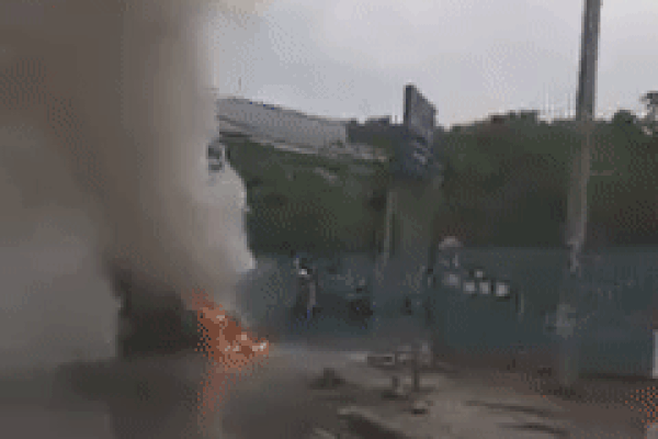 Vận xui cuối năm, siêu xe BMW bốc cháy dữ dội giữa ngã tư ở Hà Nội