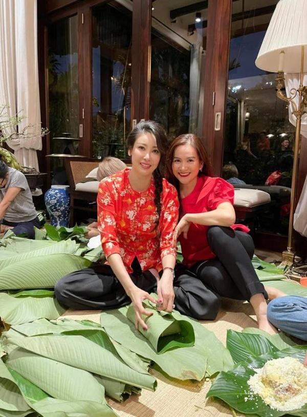 Bà xã Bình Minh - Anh Thơ - dành thời gian qua nhà hoa hậu Hà Kiều Anh gói bánh chưng.