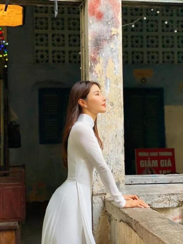 Diễm My 9x chia sẻ: "Giờ này nghe chừng phố xá cũng vắng vẻ đi nhiều rồi...".