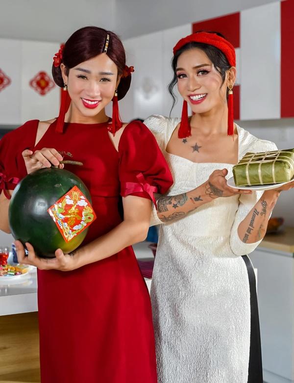 BB Trần và Hải Triều mặc áo dài chụp ảnh đón Tết.