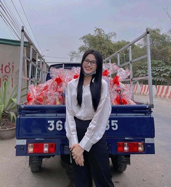 Hoa hậu Đỗ Thị Hà tranh thủ đi làm từ thiện trước khi nghỉ Tết.
