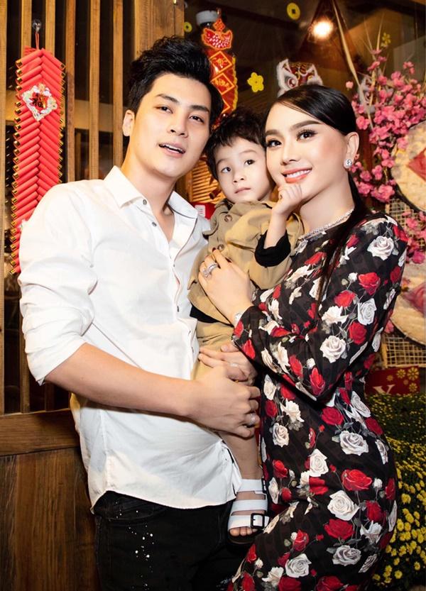 Vợ chồng Lâm Khánh Chi hạnh phúc bên con trai.