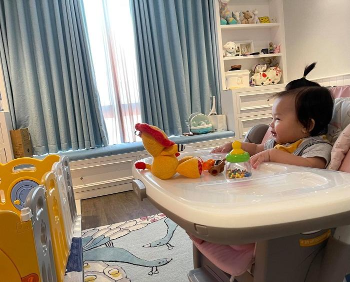 Mở đầu tin sao Việt là hình ảnh con gái Suchin do Đàm Thu Trang chia sẻ trên trang cá nhân. Ngắm nhìn tiểu công chúa, chân dài xứ Lạng bày tỏ: "Chẳng mấy chốc cục nhõi dẫn bạn trai về ra mắt ba mẹ". Có thể thấy Suchin đã cứng cáp khi tròn 6 tháng tuổi. Ngoại hình của cô bé được nhận xét là bản sao Cường Đô La.