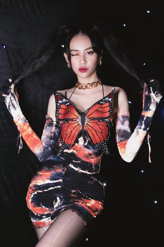 Đầm cánh bướm của Phí Phương Anh khiến netizen nhớ ngay bộ váy gây tranh cãi của Chi Pu-1