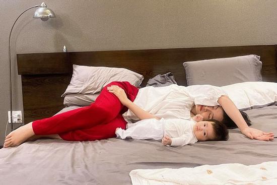 Bất ngờ nhan sắc mẹ bỉm sữa Đông Nhi trong ảnh chụp lén