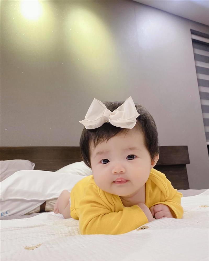 Bất ngờ nhan sắc mẹ bỉm sữa Đông Nhi trong ảnh chụp lén-4