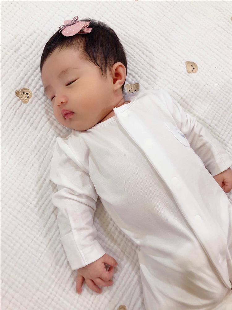 Bất ngờ nhan sắc mẹ bỉm sữa Đông Nhi trong ảnh chụp lén-3