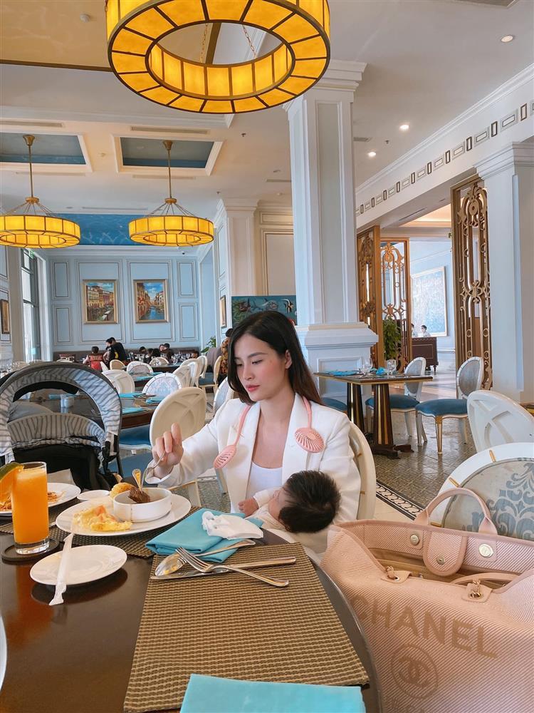 Bất ngờ nhan sắc mẹ bỉm sữa Đông Nhi trong ảnh chụp lén-8