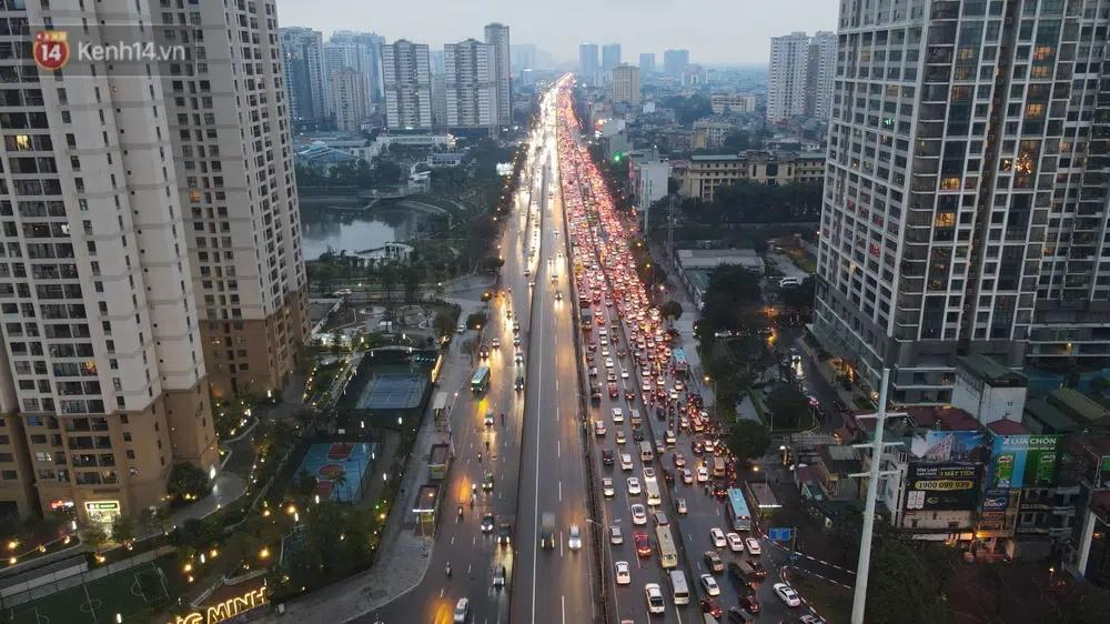 Ảnh: Người dân ùn ùn rời Hà Nội, đội mưa về quê ăn Tết, đường vành đai 3 tắc dài hàng km-1