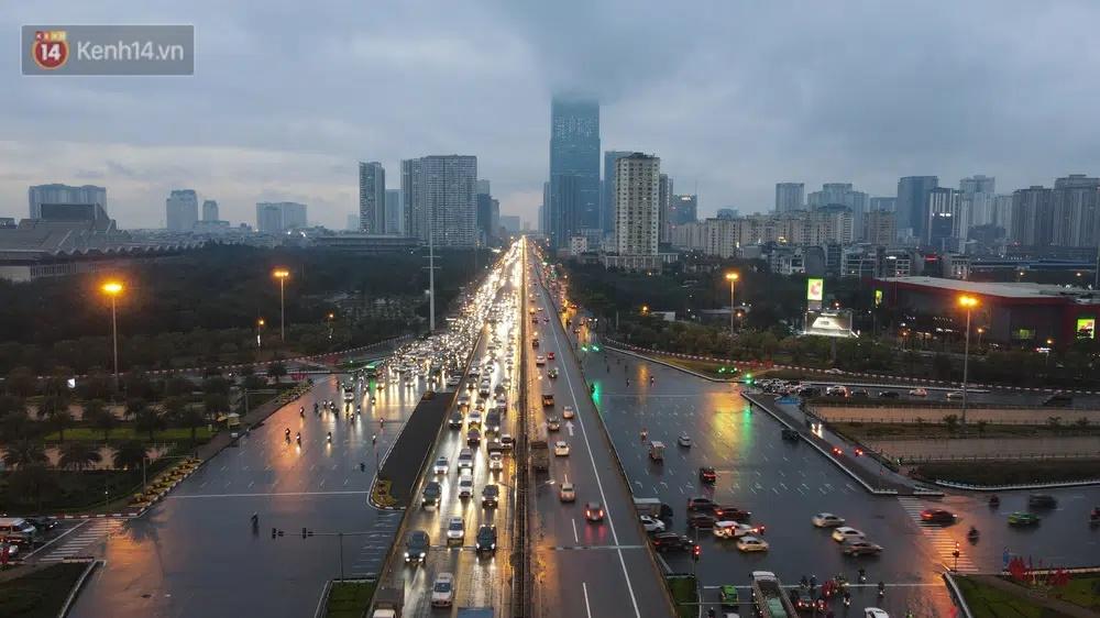 Ảnh: Người dân ùn ùn rời Hà Nội, đội mưa về quê ăn Tết, đường vành đai 3 tắc dài hàng km-2