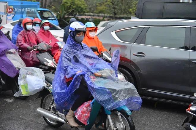 Ảnh: Người dân ùn ùn rời Hà Nội, đội mưa về quê ăn Tết, đường vành đai 3 tắc dài hàng km-4