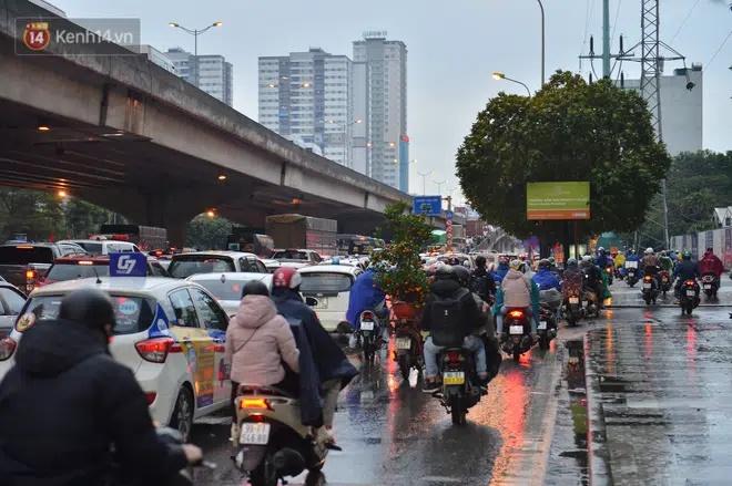 Ảnh: Người dân ùn ùn rời Hà Nội, đội mưa về quê ăn Tết, đường vành đai 3 tắc dài hàng km-5