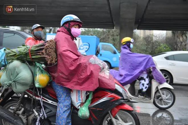 Ảnh: Người dân ùn ùn rời Hà Nội, đội mưa về quê ăn Tết, đường vành đai 3 tắc dài hàng km-6