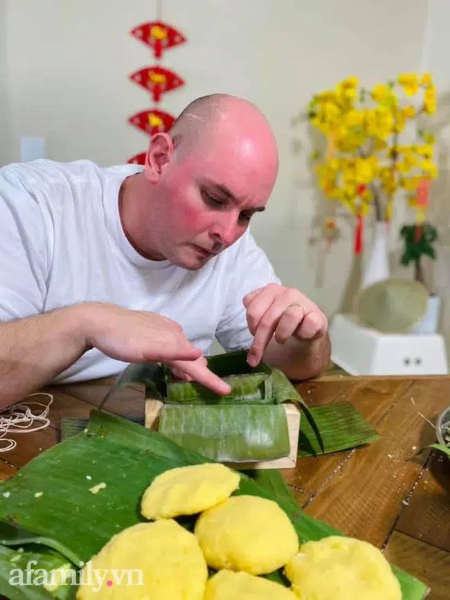Cặp đôi vợ Việt chồng Mỹ đón Tết đặc biệt nơi xứ người: Chồng ngoại quốc tự tay gói bánh chưng-5