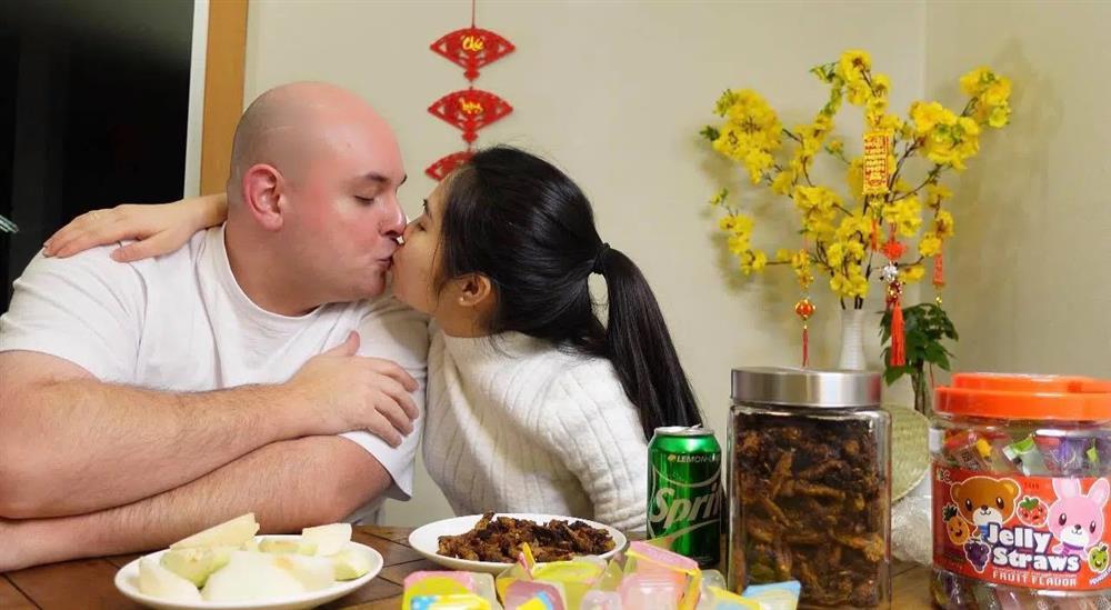 Cặp đôi vợ Việt chồng Mỹ đón Tết đặc biệt nơi xứ người: Chồng ngoại quốc tự tay gói bánh chưng-7