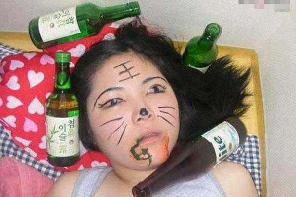 Bị vợ bắt gặp cảnh ôm ấp nữ đồng nghiệp trong nhà, phản ứng của cô khiến anh hoảng hốt-3