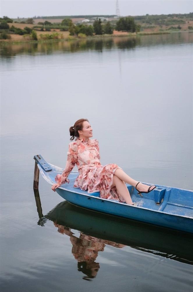 Vợ đại gia 7X của Quý Bình khoe điểm vàng cơ thể rất khéo!-2