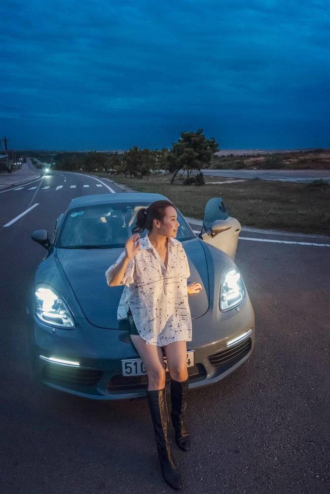 Vợ đại gia 7X của Quý Bình khoe điểm vàng cơ thể rất khéo!-9