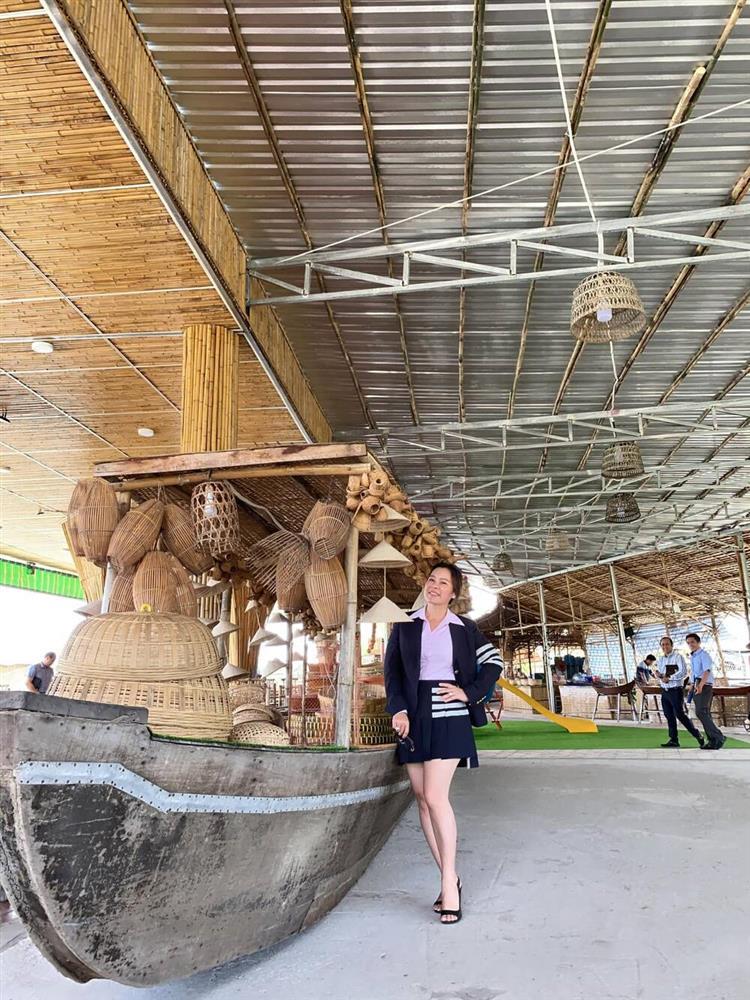 Vợ đại gia 7X của Quý Bình khoe điểm vàng cơ thể rất khéo!-13